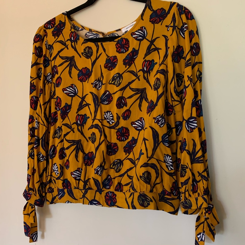 Floral blouse. Slightly cropped&tie sleeves. Large